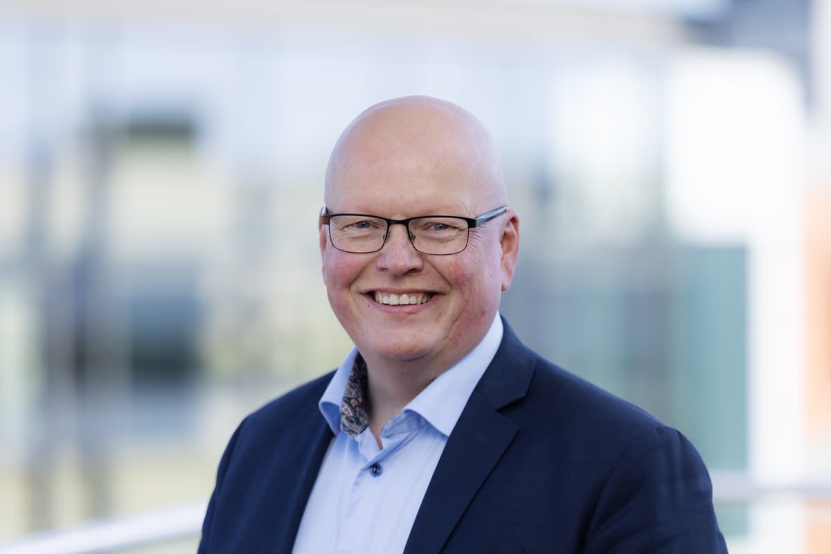 svein olav munkeby Smilende mann med briller