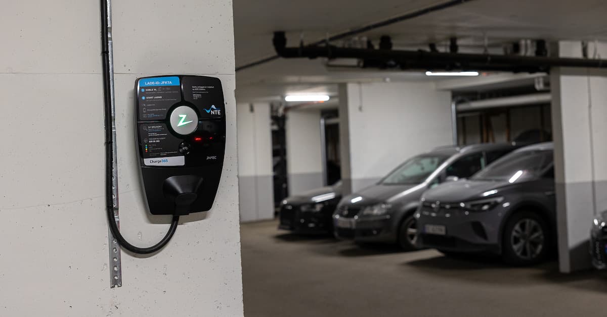 Elbil-lader i fellesgarasje Elbil-lader i fellesgarasje med mange biler