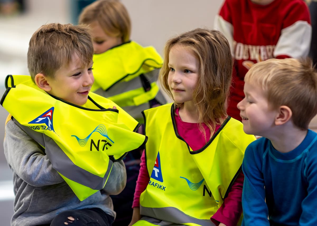 får på refleksvest Tre barn; to med refleksvest