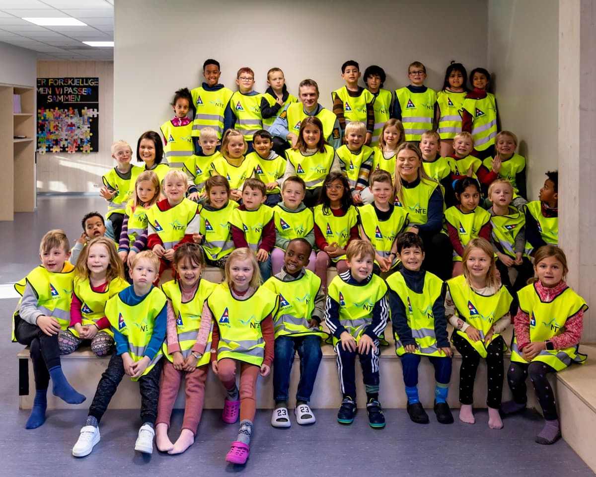Førsteklasse Steinkjer skole 45 elever og 3 voksne iført refleksvest