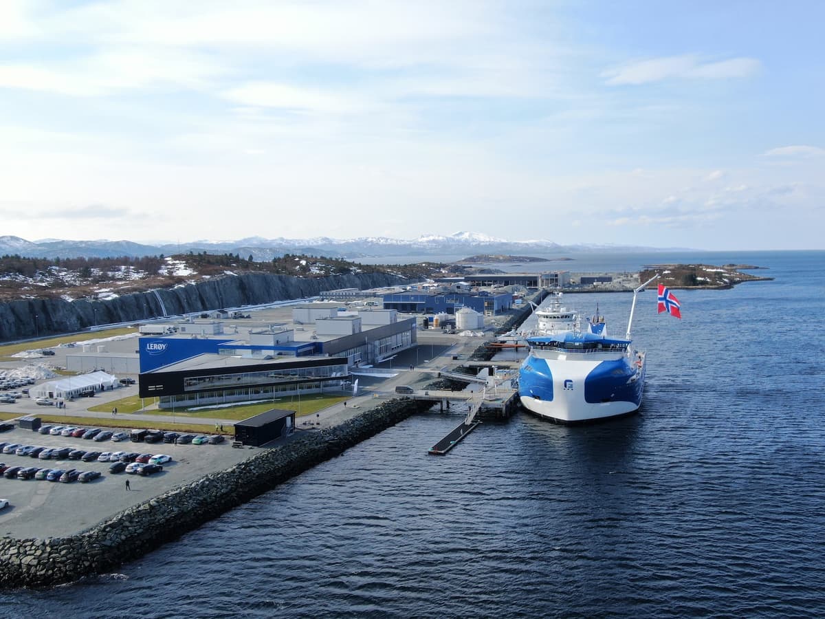 Båt foran industribygg Båt foran industribygg