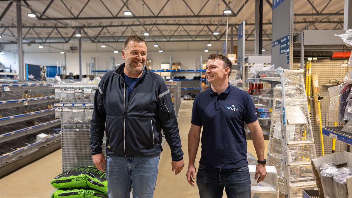 To smilende menn i et butikklokale To smilende menn i et butikklokale