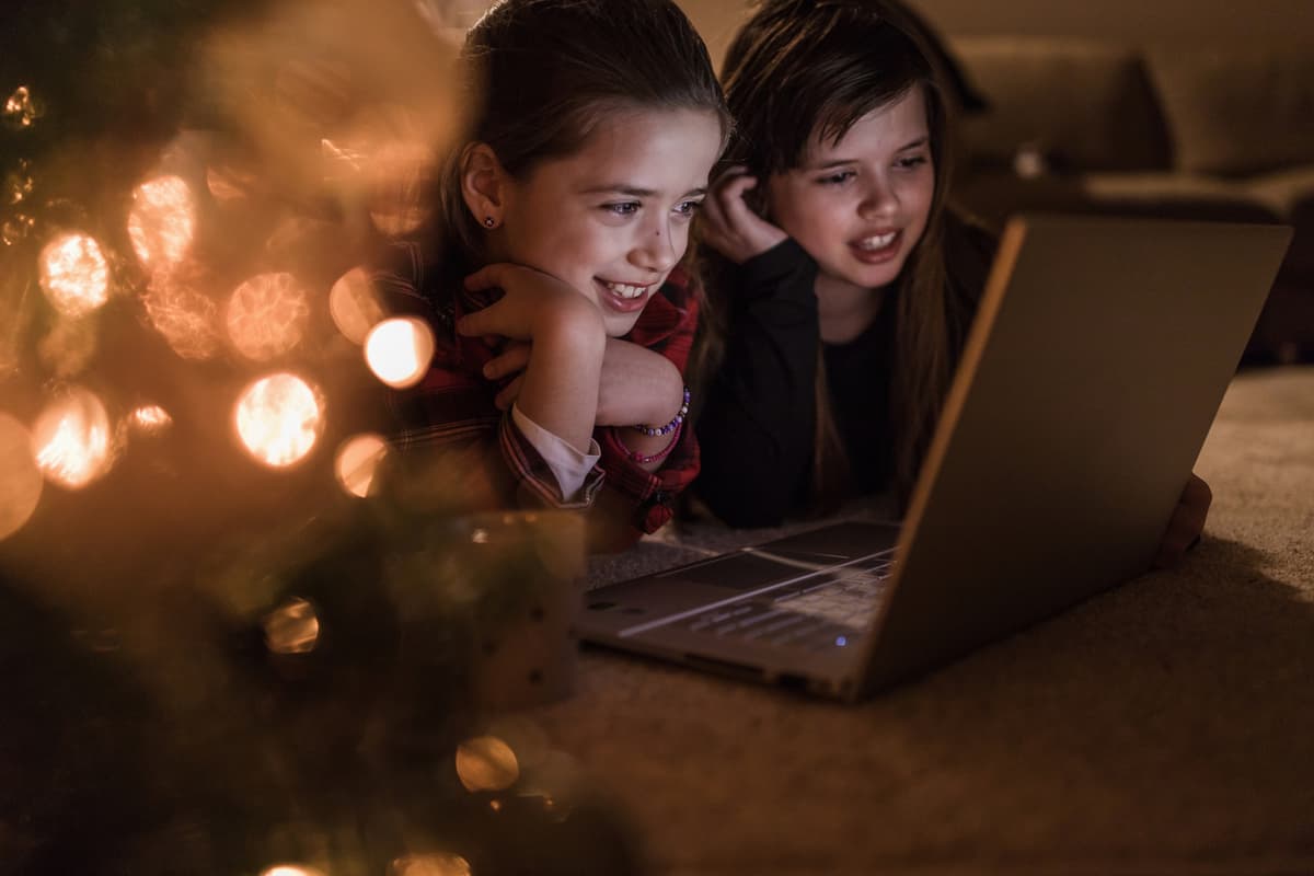 GettyImages-1343899918 To barn ser på laptop