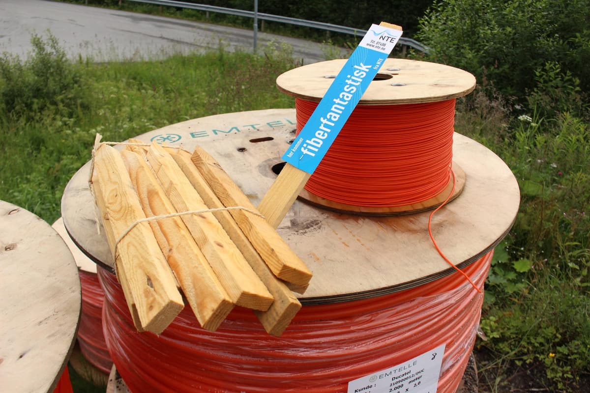 Fiberkabel på kabeltrommel Foto viser fiberkabel på kabeltrommel