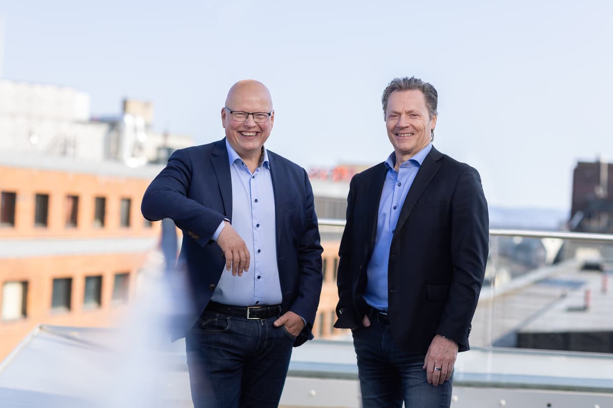 To smilende menn oppe på et tak To smilende menn oppe på et tak