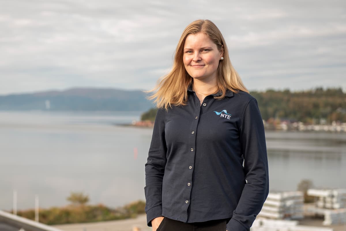 Tonje Ness Meinhardt på taket hos NTE med utsikt over fjord. Tonje Ness Meinhardt på taket hos NTE med utsikt over fjord.