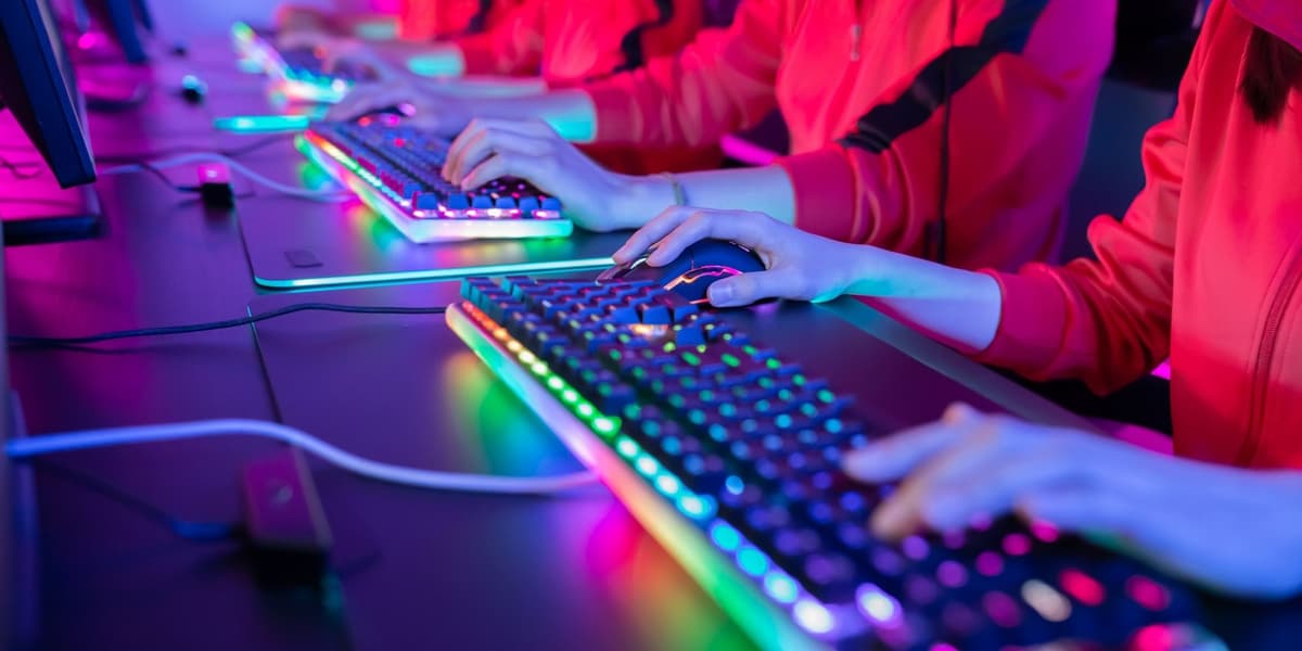 E-sport E-sportutøvere som trykker på tastaturer.