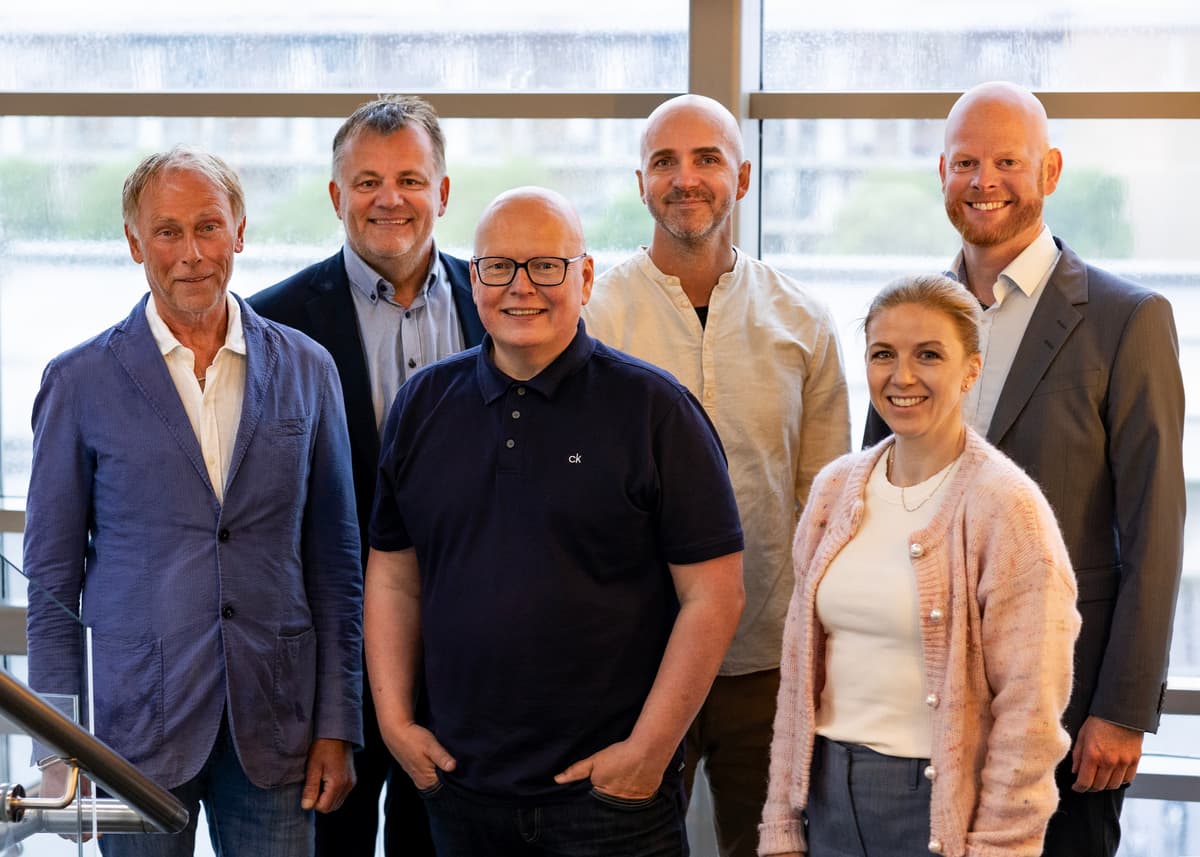 NTE EnergyManager Fem menn og en kvinne smiler til kameraet