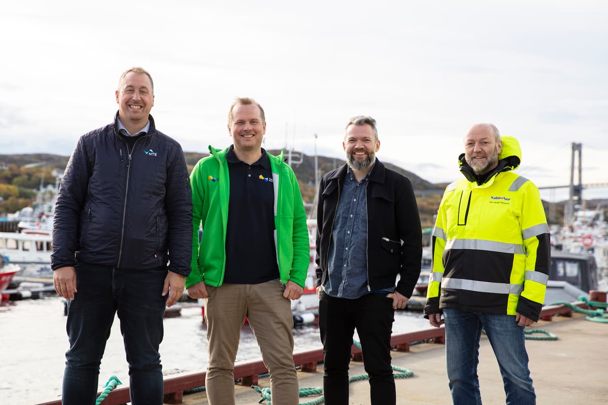 Fire blide menn på en kai Fire blide menn på en kai