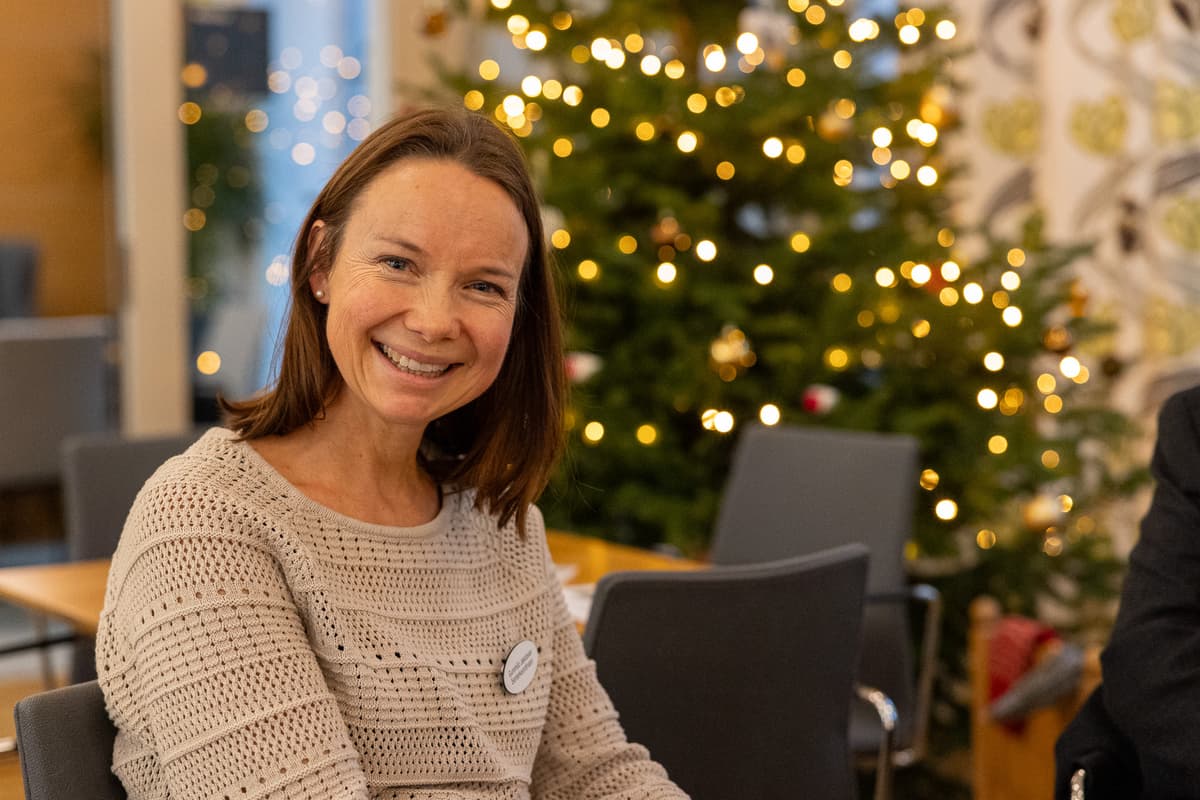Gunnhild Jakobsen Smilende kvinne foran et juletre