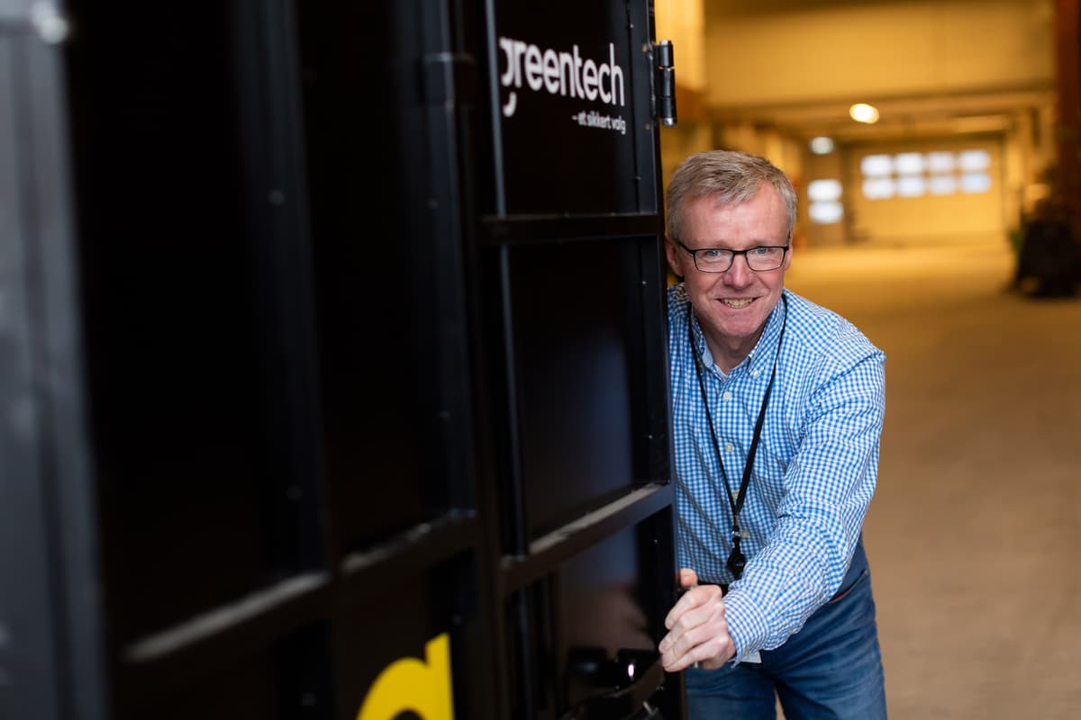 Mann dytter på et tungt skap Mann dytter på et tungt skap