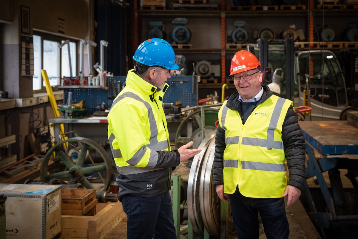 erland og ørjan To menn med arbeidsklær og hjelm i samtale