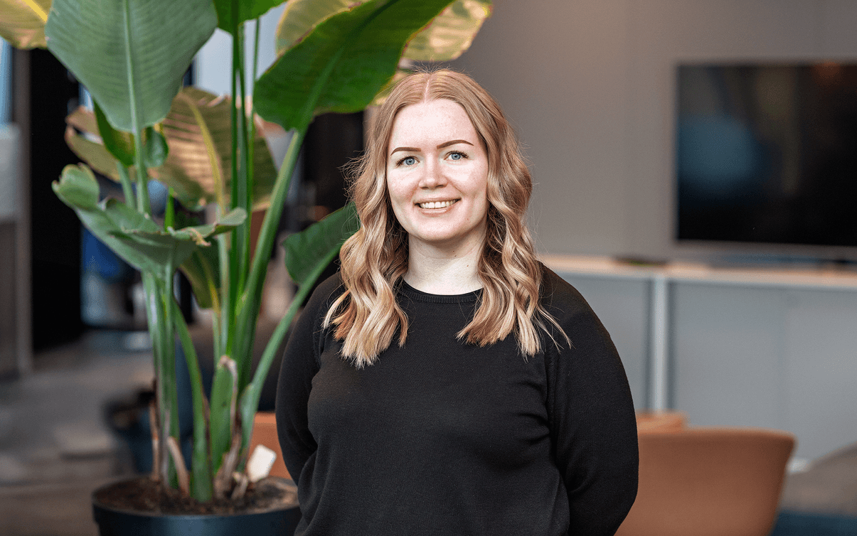 Rebecca Engen Hoff Foto viser Rebecca Engen Hoff. I bakgrunn grønne tre.