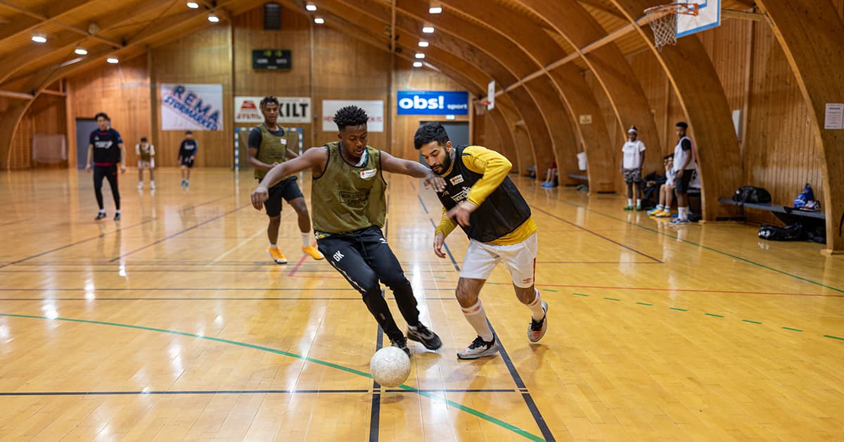 konsentrasjon To menn spiller fotball