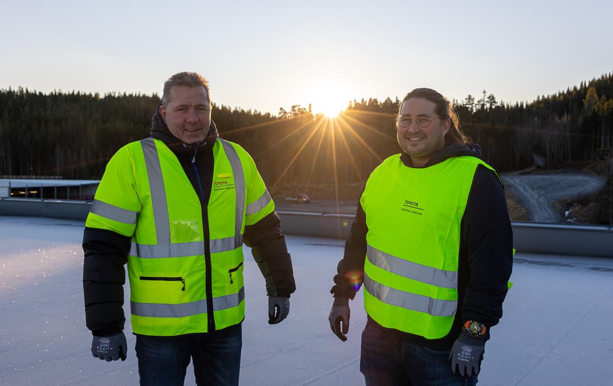 Toyota Material Handling To blide menn med refleksvest med sola mellom seg