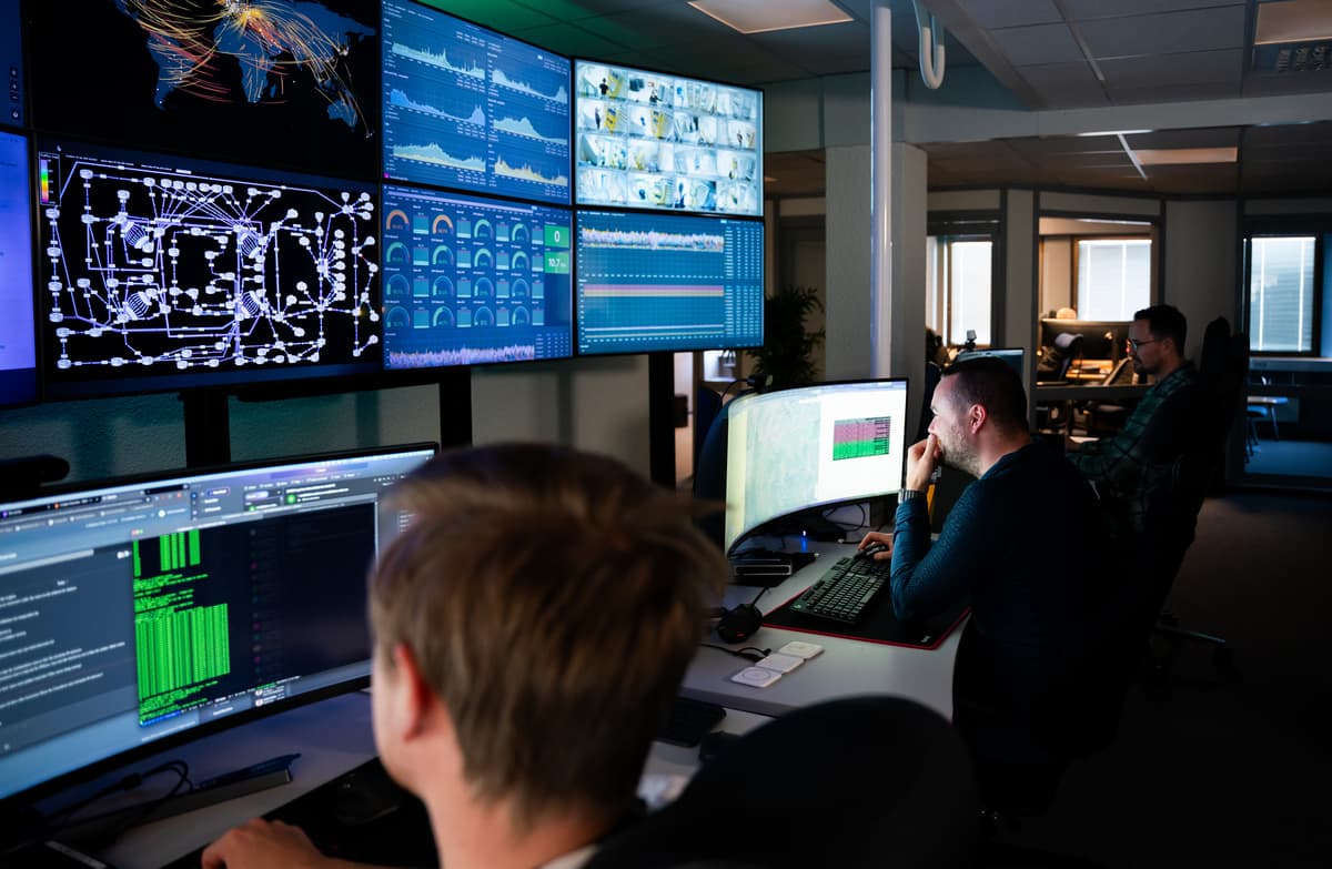 Vårt nettverksovervåkingssenter følger med på fibertjenestene våre NOC en hos NTE Telekom sorger for hoy oppetid NTE 03665