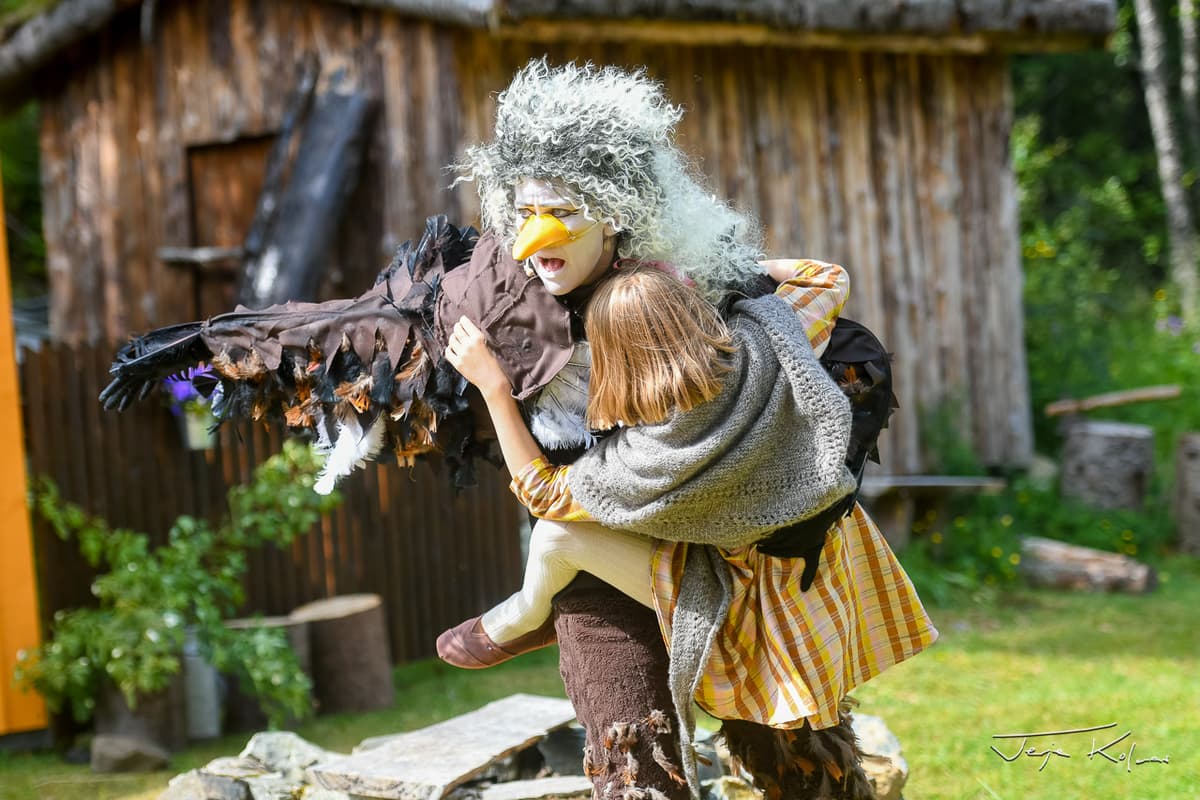 ørnerovet Teaterkarakterer utkledd som ørn og liten jente