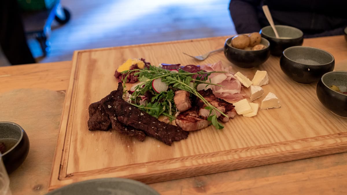 Snåsa spise sammen mat Trefjøl med spekemat og oster