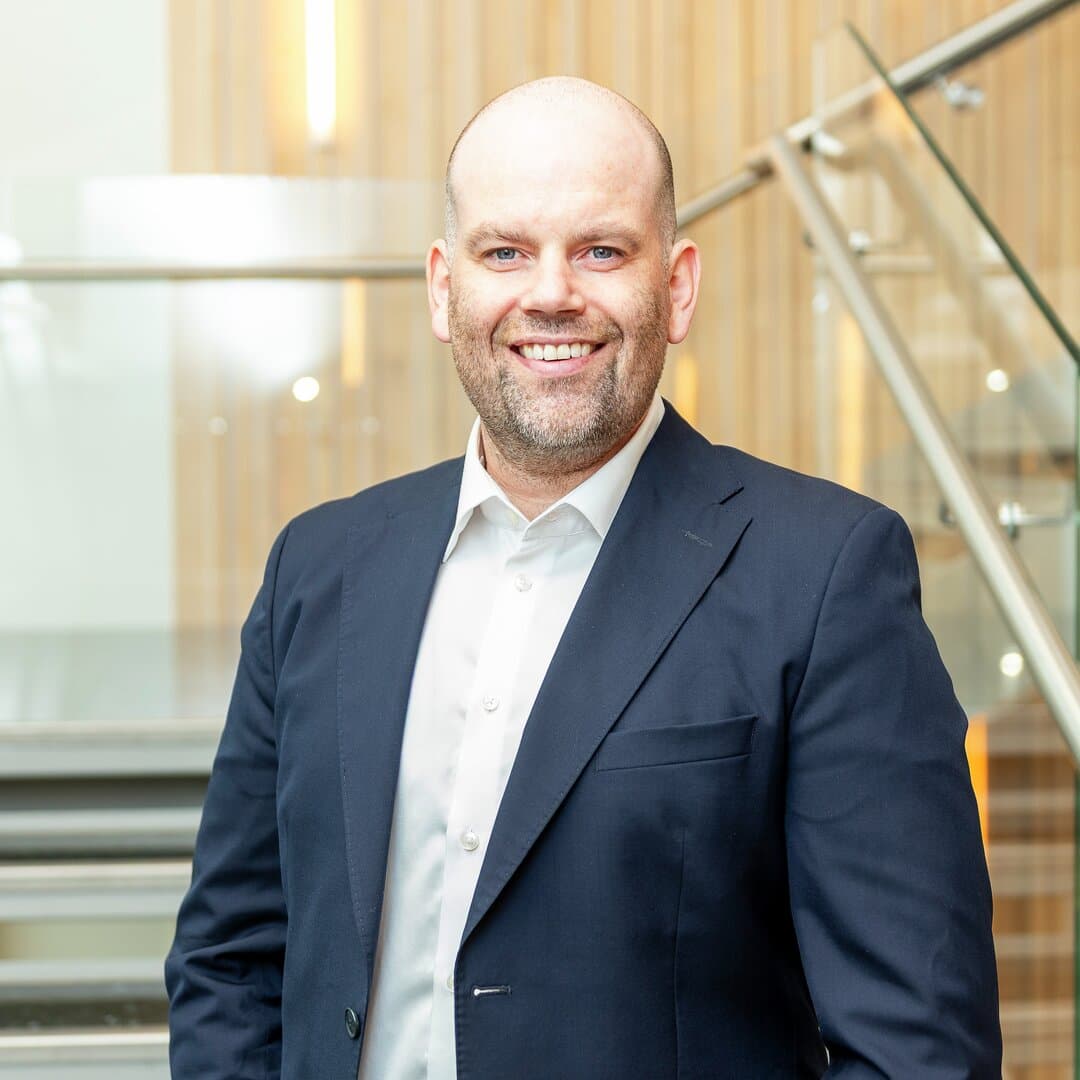 Profilbilde av Jean Erik Gaundal som står i en trappeoppgang. Profilbilde av Jean Erik Gaundal som står i en trappeoppgang.