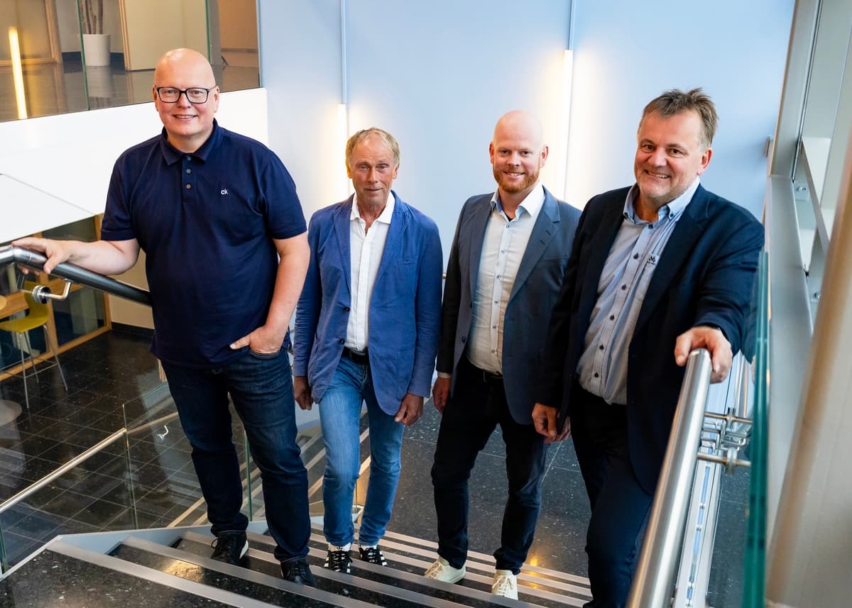 NTE og EnergyManager Fire menn står i en trapp