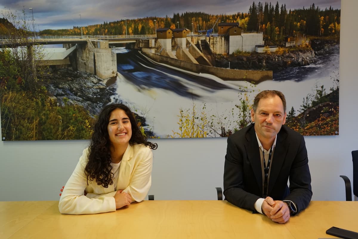 Jente og mann sitter ved et bord Jente og mann sitter ved et bord
