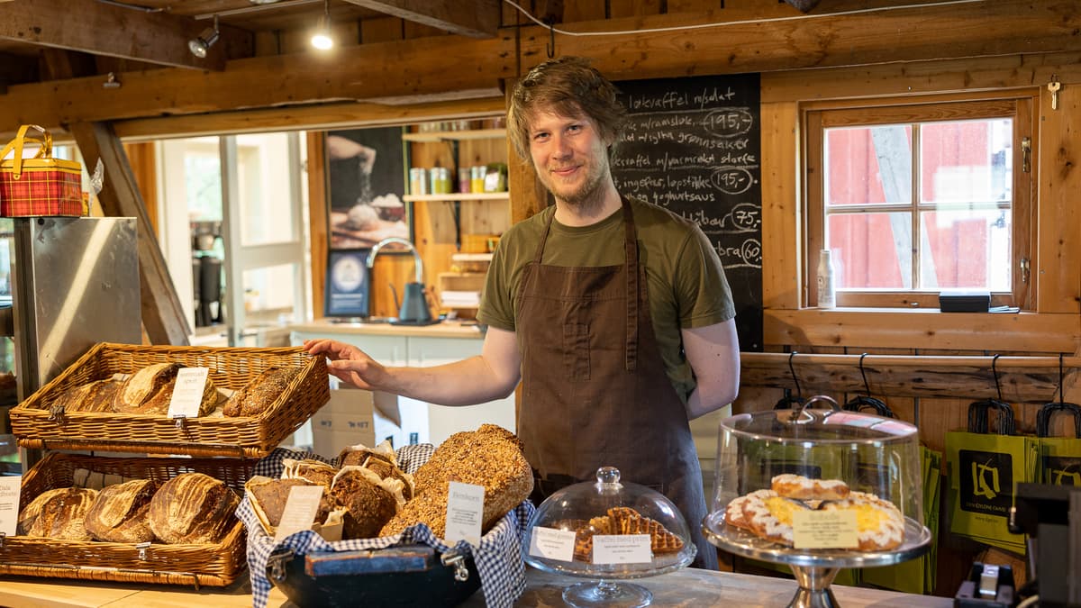 Gulburet 1 Menn står bak en disk med kaker og brød