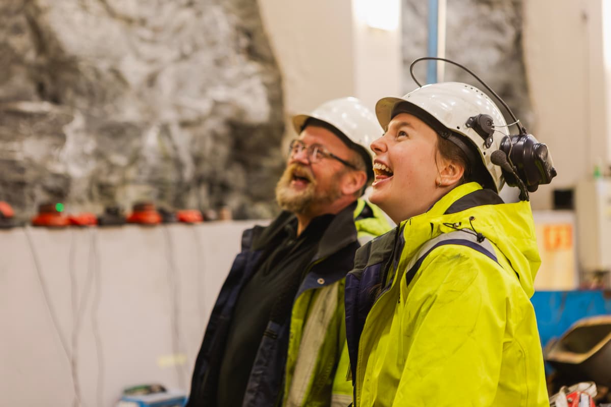 Elen Kristine Lona og Terje Ness på jobb på Nedre Fiskumfoss Elen Kristine Lona og Terje Ness på jobb på Nedre Fiskumfoss