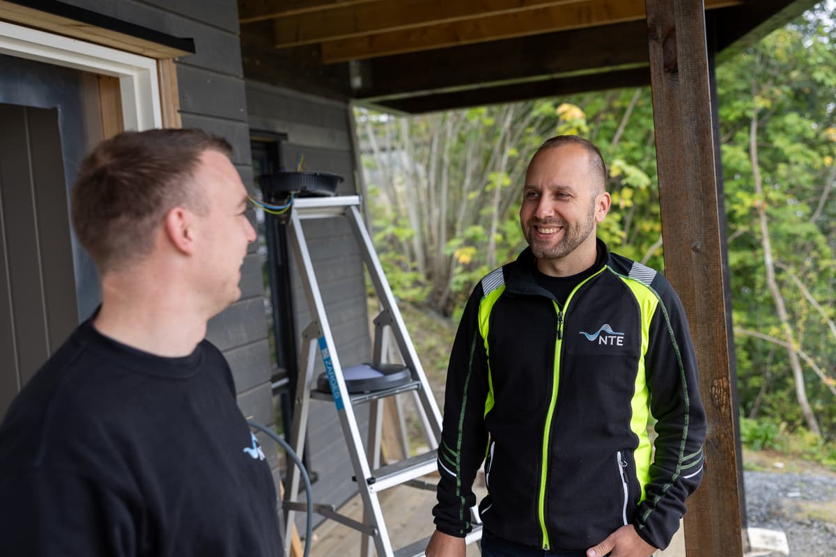 Åsmund Borgsø og Øystein Fossli i NTE Elektro Åsmund Borgsø og Øystein Fossli i NTE Elektro, ved inngang til ei hytte og prater sammen
