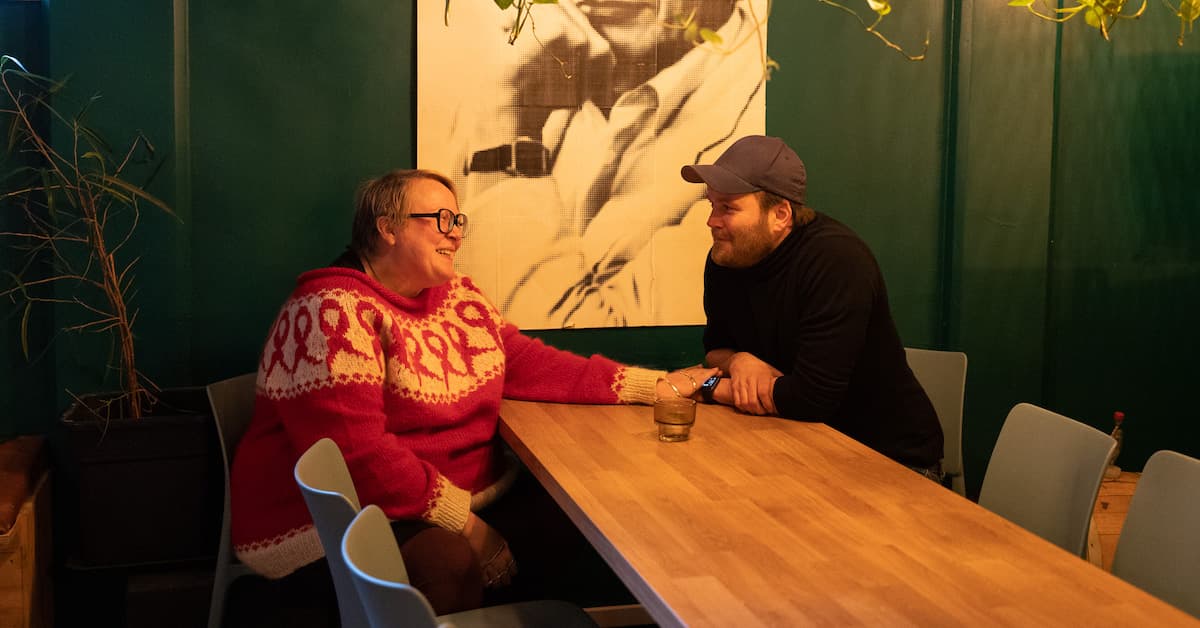 marit og lornts holder hender Mann og dame holder hverandre i hendene