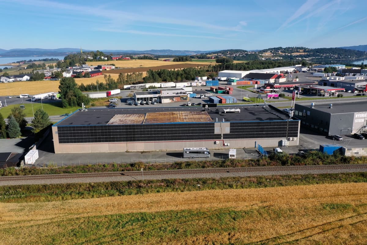solcelleanlegg på gråmyra Solcelleanlegg på veggen av et industribygg