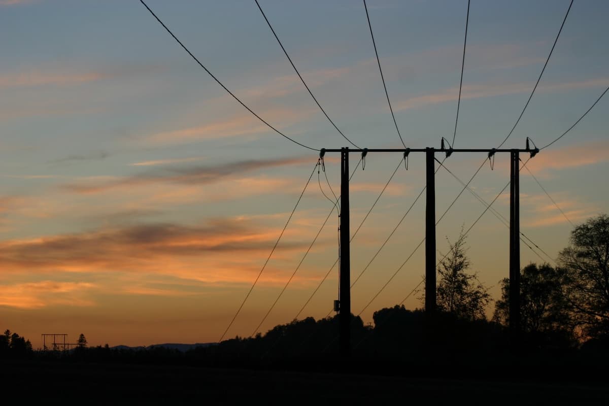 Strømmast i solnedgang Strømmast i solnedgang