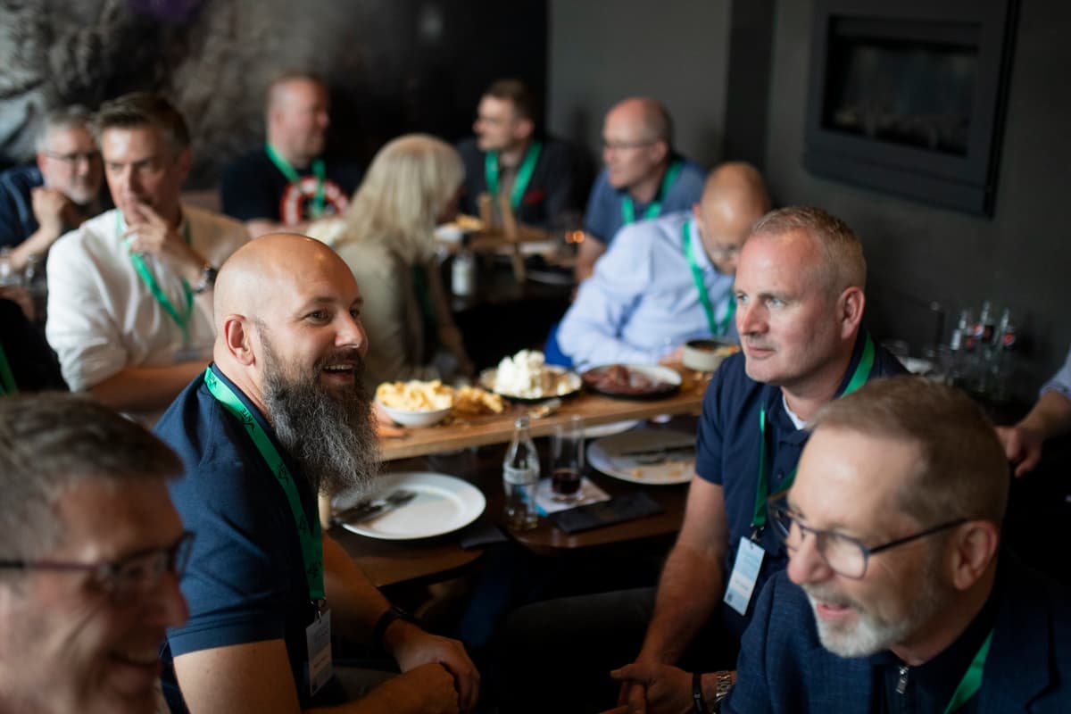 mads og tom To menn i samtale