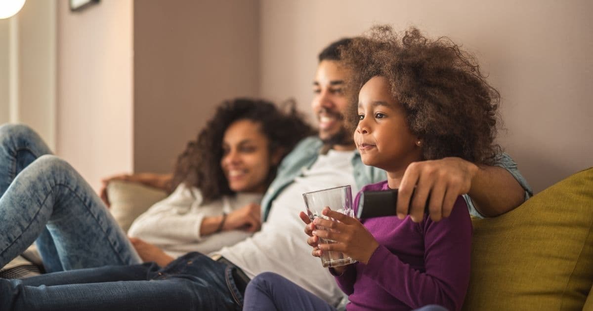 Familie som ser på film sammen Familie som ser på film sammen - TV