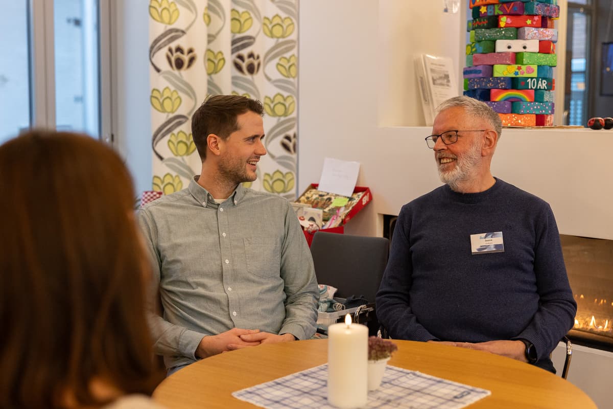 Yngve Skålnes og Sverre Karlsen To menn sitter ved et bord og smiler til hverandre